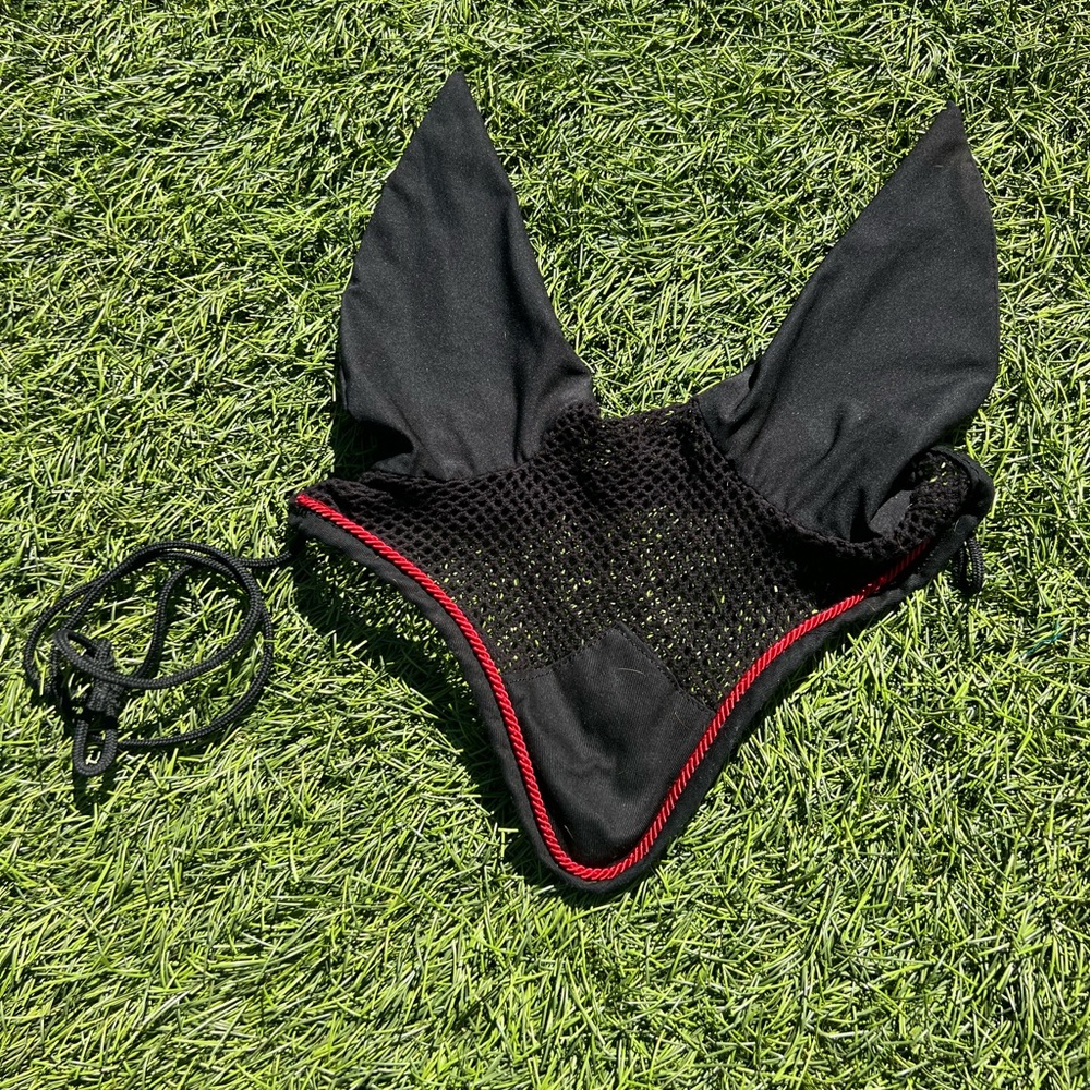 Black and Red Ear Bonnet